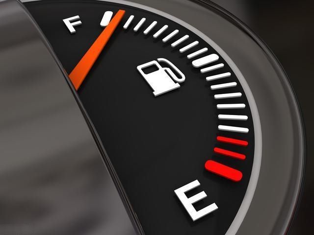 在高速公路上車快沒油了,附近又沒加油站該怎么辦?